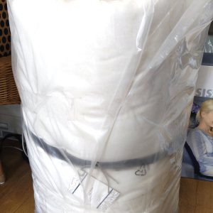 Futon de voyage avec sa sangle de maintien